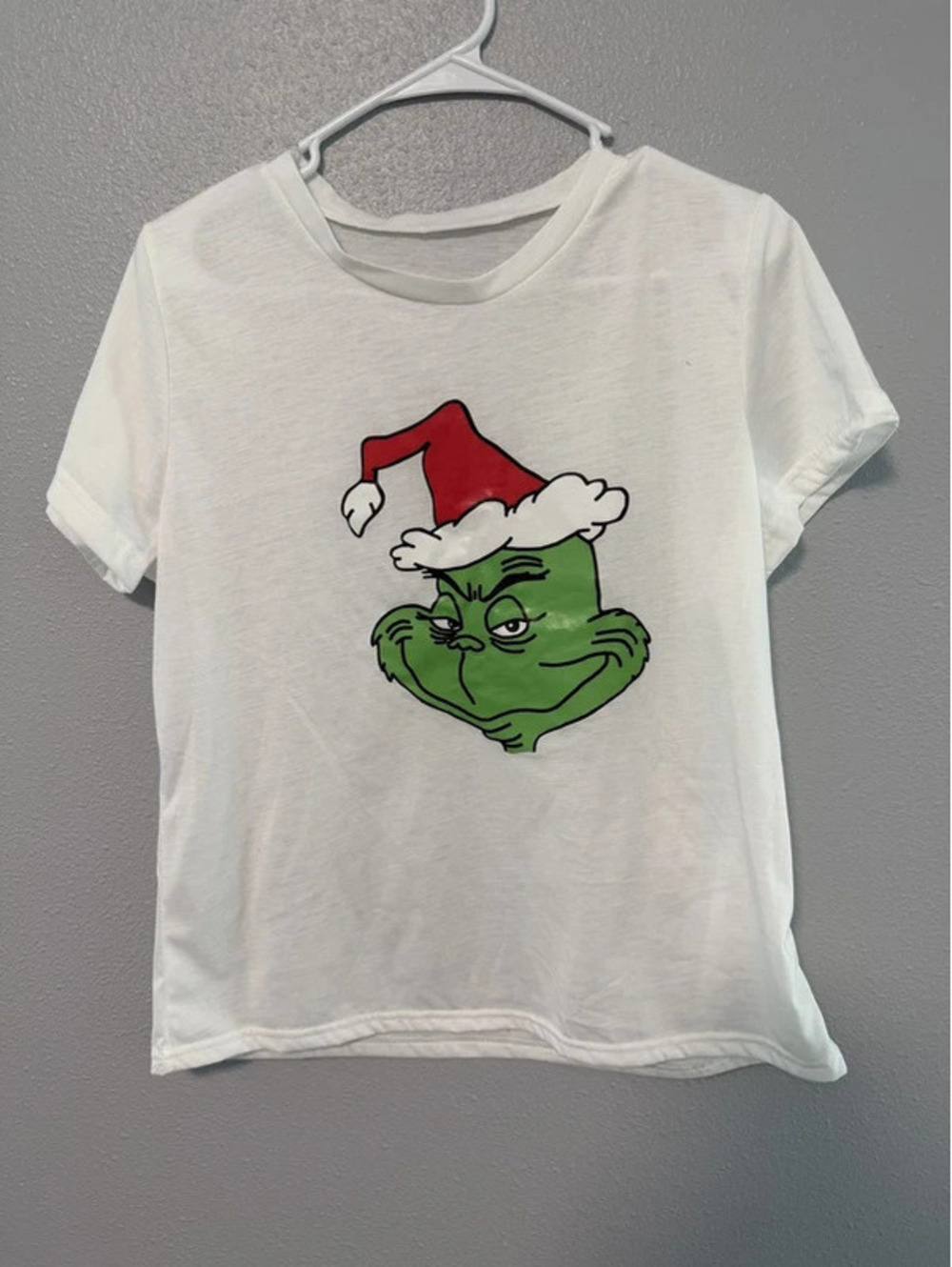 #6060 Medium Dr. Seuss The Grinch Santa Hat White Graphic T-Shirt